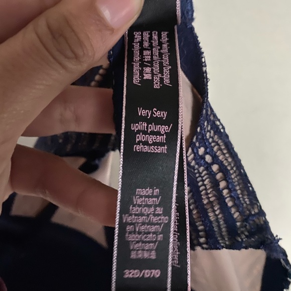 NWOT VS very sexy uplift plunge bra - Picture 3 of 3